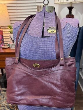 Vintage Etienne Aigner Burgundy Leather Shoulder Bag, perfect size!